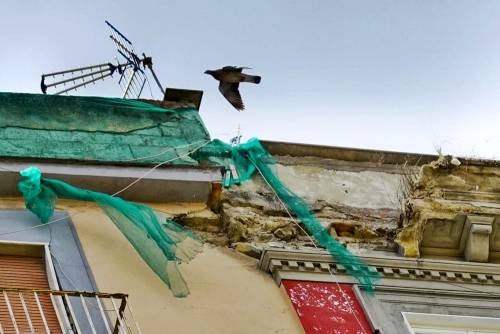 Il crollo del cornicione dell'immobile di via Duomo a Napoli